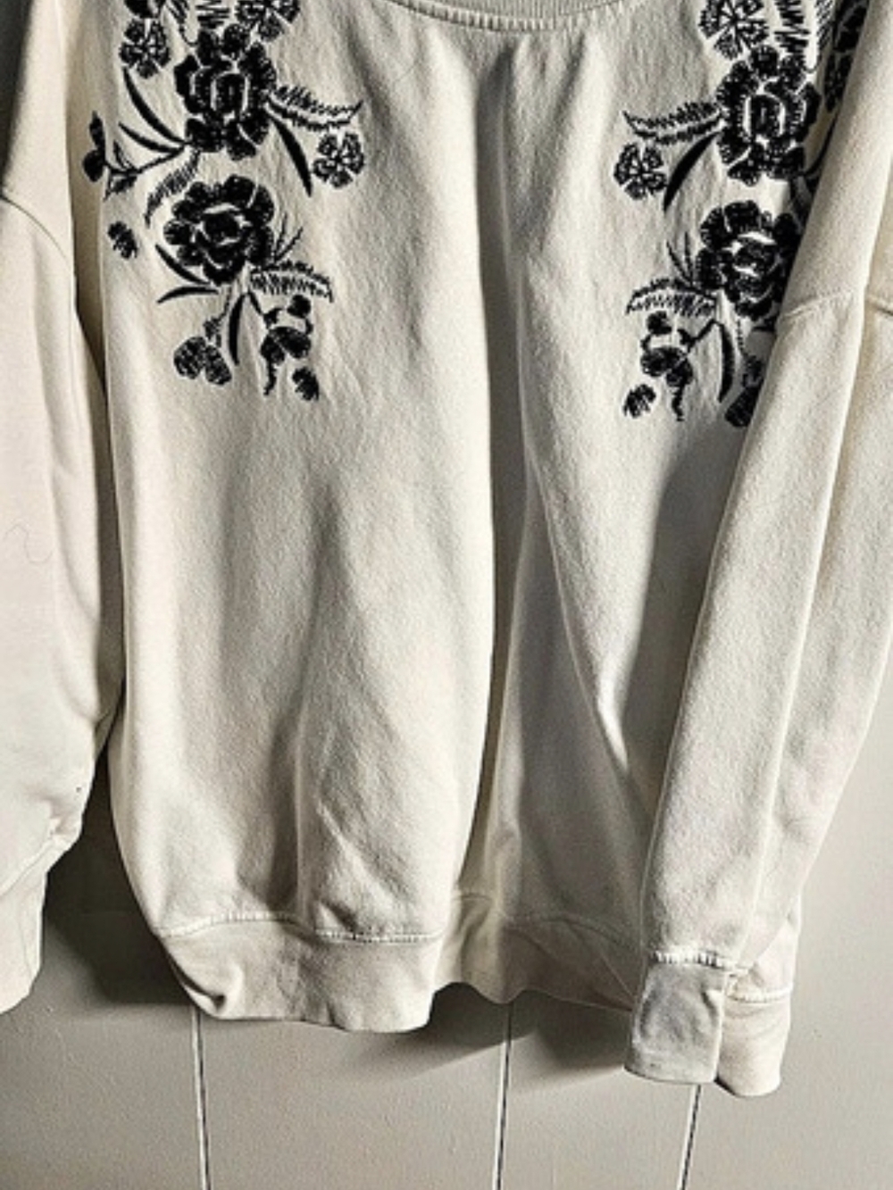STUDIO Y Floral Embroidered Sweatshirt in White & Black Size Medium